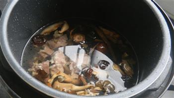 什锦菌菇养生汤的做法步骤6