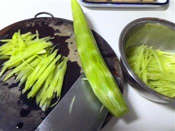 快手菜-姜香莴苣丝的做法图解1