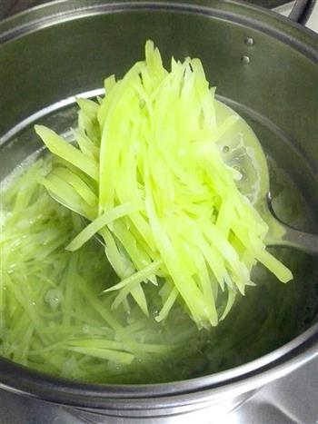 快手菜-姜香莴苣丝的做法图解3