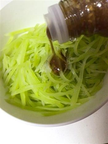 快手菜-姜香莴苣丝的做法图解5