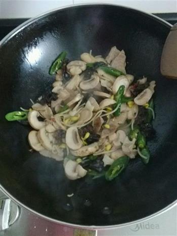 蘑菇炒肉片的做法步骤5