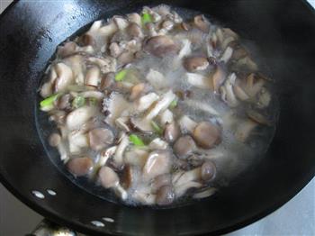 菌菇汤的做法步骤6