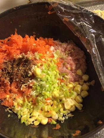 猪肉胡萝卜玉米饺子的做法步骤1