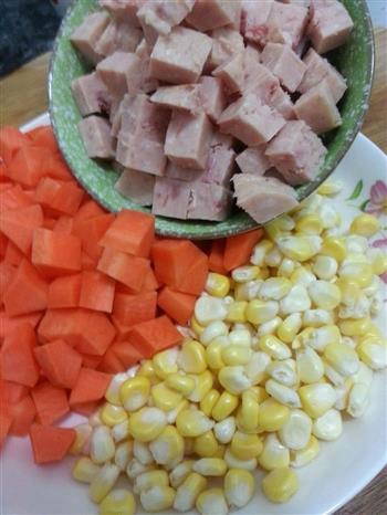 午餐肉炒玉米胡萝卜的做法步骤1