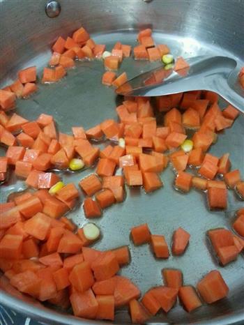 午餐肉炒玉米胡萝卜的做法步骤2