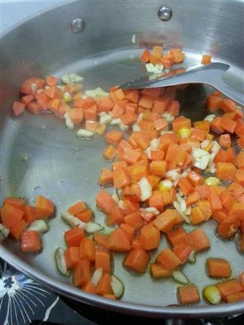 午餐肉炒玉米胡萝卜的做法步骤3