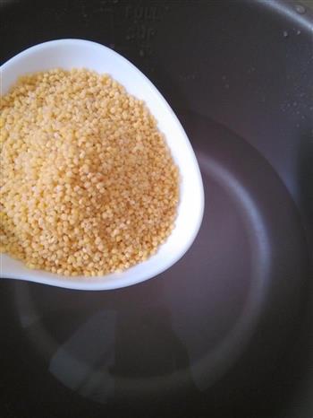 南瓜小米枸杞粥的做法图解2