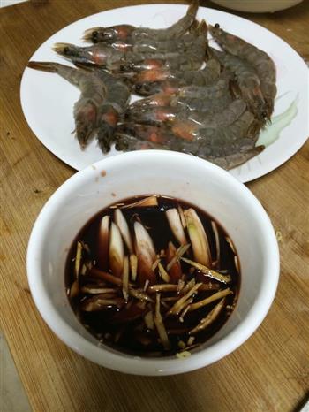 迷迭香黑椒红酒烤大虾的做法步骤1