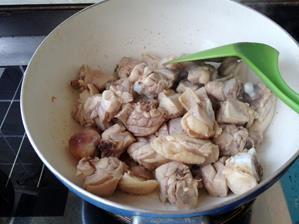 红枣焖栗子鸡的做法步骤4