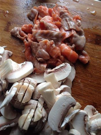 三文鱼奶油蘑菇汤的做法步骤1