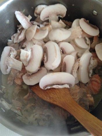 三文鱼奶油蘑菇汤的做法步骤2