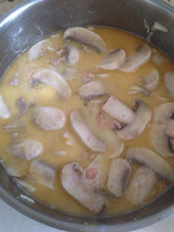 三文鱼奶油蘑菇汤的做法步骤3