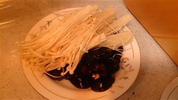 黑木耳金针菇炒油面筋的做法图解2