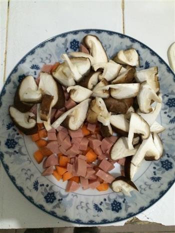 红萝卜香菇排骨饭的做法图解1