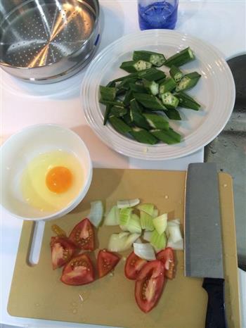 番茄秋葵炒蛋的做法步骤1