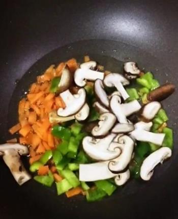 蔬菜炒饭—素食可用的做法步骤6