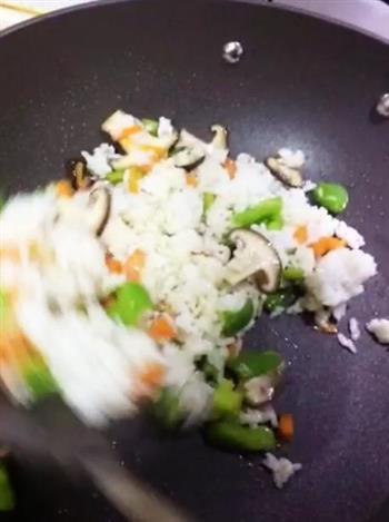 蔬菜炒饭—素食可用的做法步骤7