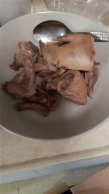 香菇咸肉枸杞鸽子汤的做法步骤1