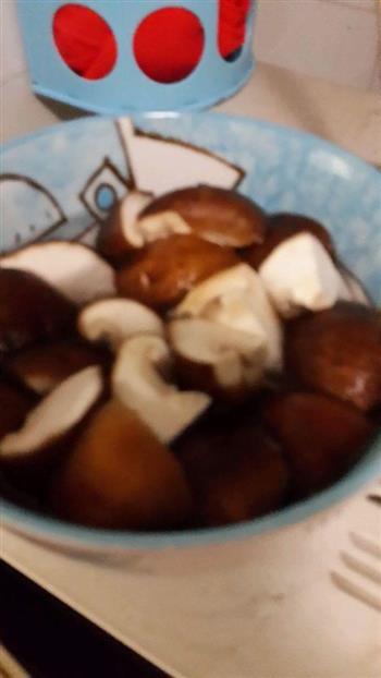 香菇咸肉枸杞鸽子汤的做法步骤2
