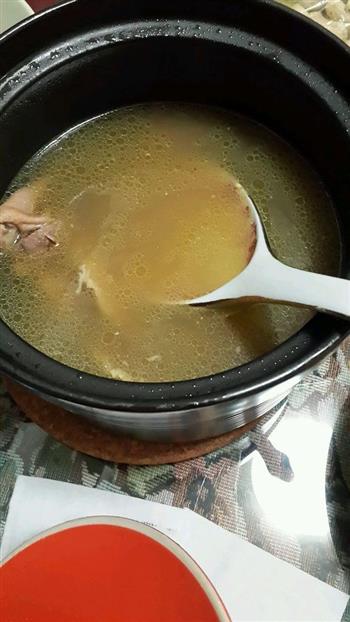 香菇咸肉枸杞鸽子汤的做法步骤3