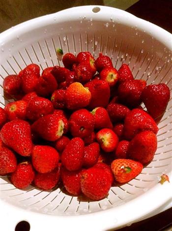 夏天吃不完草莓的好去处-冰镇草莓罐头的做法步骤1
