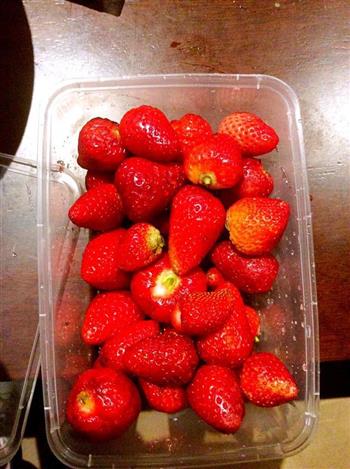 夏天吃不完草莓的好去处-冰镇草莓罐头的做法图解2