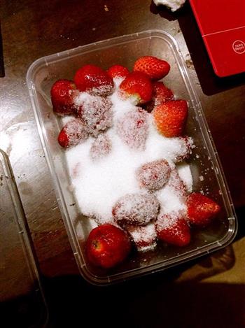 夏天吃不完草莓的好去处-冰镇草莓罐头的做法图解3