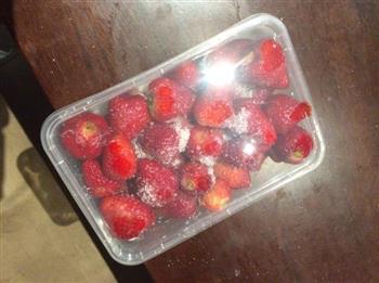 夏天吃不完草莓的好去处-冰镇草莓罐头的做法图解4
