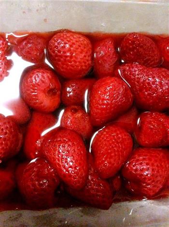 夏天吃不完草莓的好去处-冰镇草莓罐头的做法图解5