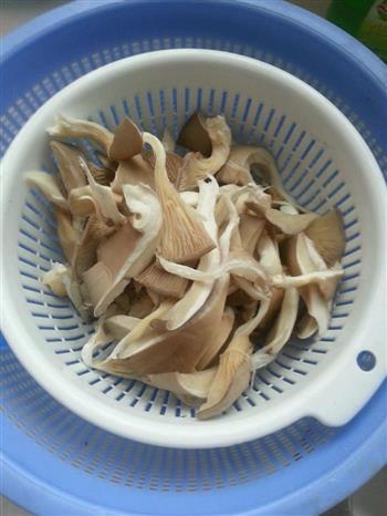 红烧排骨配蘑菇，人间美味超简单的做法步骤2