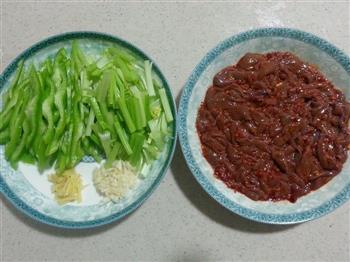 青椒炒猪肝的做法步骤1