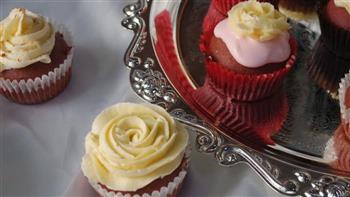 红丝绒杯子蛋糕 & 论裱花的重要性的做法图解10