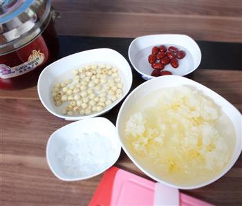 用焖烧锅炖银耳莲子汤做法的做法步骤1