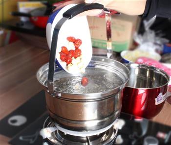 用焖烧锅炖银耳莲子汤做法的做法步骤5