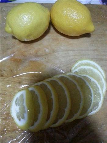 排毒养颜滴柠檬蜂蜜的做法图解1