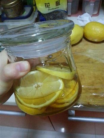排毒养颜滴柠檬蜂蜜的做法图解2