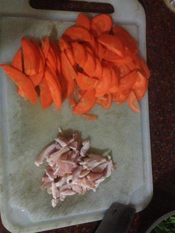 简单又美味的胡萝卜炒肉的做法步骤1
