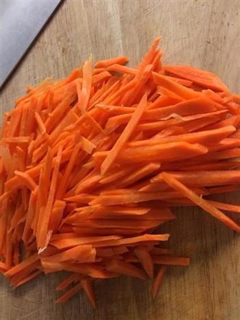 甜蜜素菜—胡萝卜炒洋葱的做法图解2