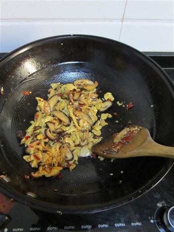 强烈推荐的美味下饭菜-香菇剁椒炒蛋的做法图解4