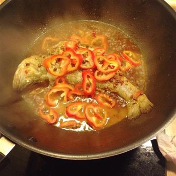 红烧鲈鱼的做法步骤7
