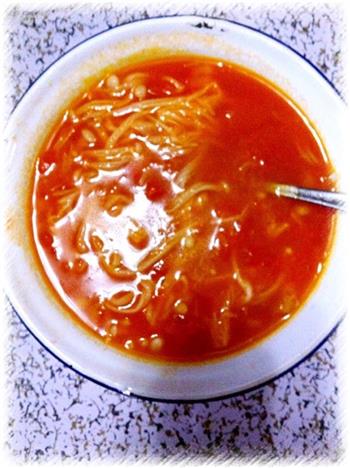 西红柿金针菇汤的做法步骤1