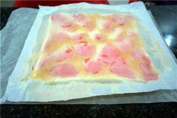 草莓彩绘蛋糕卷的做法步骤11