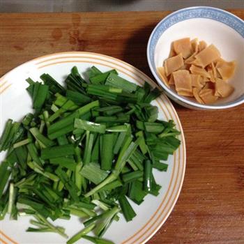 韭菜菰米炒鲍鱼片的做法图解2