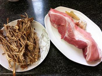 菰米茶树菇红烧肉的做法图解2