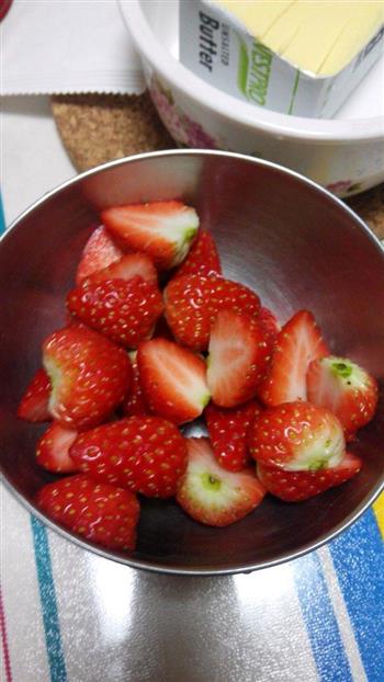 草莓轻芝士蛋糕的做法步骤3