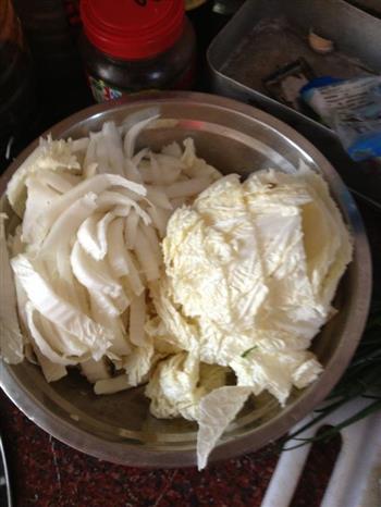 好吃又简单的大白菜炖豆泡的做法步骤2