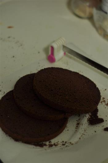 巧克力草莓奶油蛋糕的做法步骤1