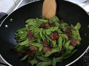 荷兰豆炒腊肉-冬季不能错过的食谱的做法步骤4