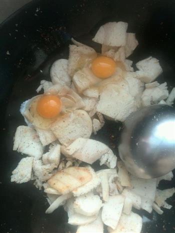 炒鸡蛋馒头片-简单又美味的早餐的做法步骤3