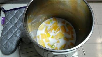 南瓜牛奶羹-冬季暖身汤的做法图解3